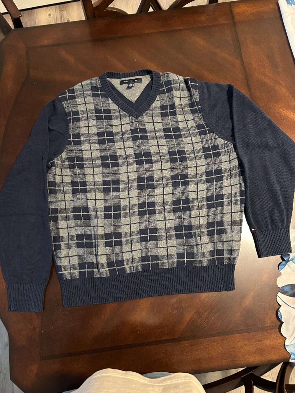 Tommy Hilfiger Size Medium Sweater